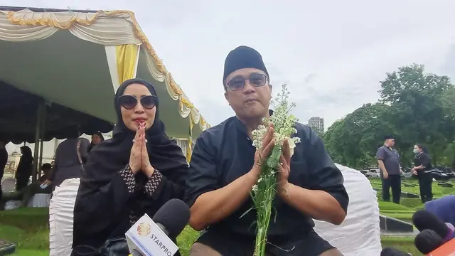 Dede Yusuf Antar Jenazah Ibunya ke Peristirahatan Terakhir