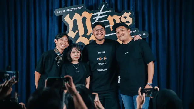 Pandi Pragiwaksono Gelar Stand-Up Comedy