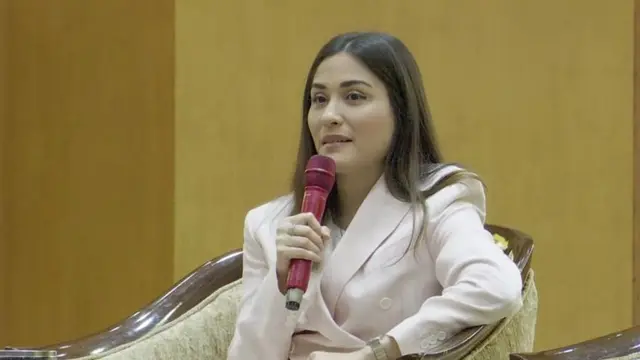 Mengenal Samanta Elsener Adik Darius Sinathrya