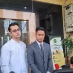 Tangis Eza Gionino Pecah Usai Sidang Cerai Perdana