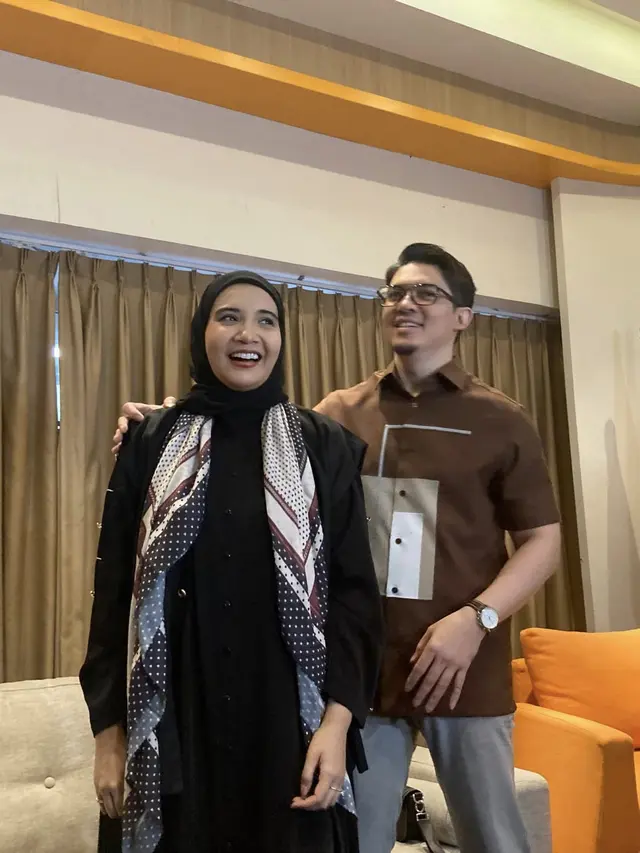 Romantika Zaskia Sungkar Hamil Anak Kedua