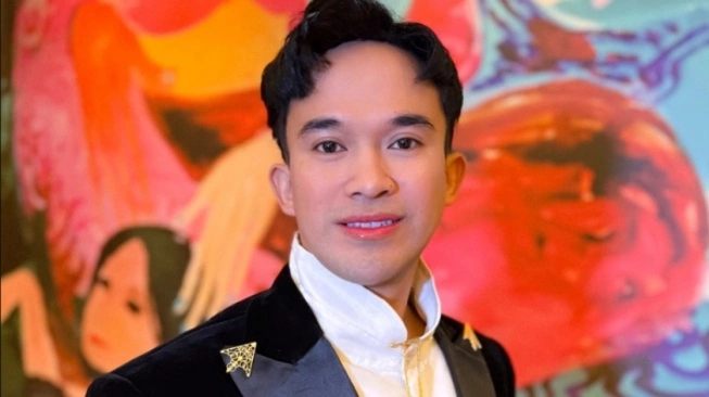 Anwar BAB Pamer Gelang Mewah Pemberian Ivan Gunawan