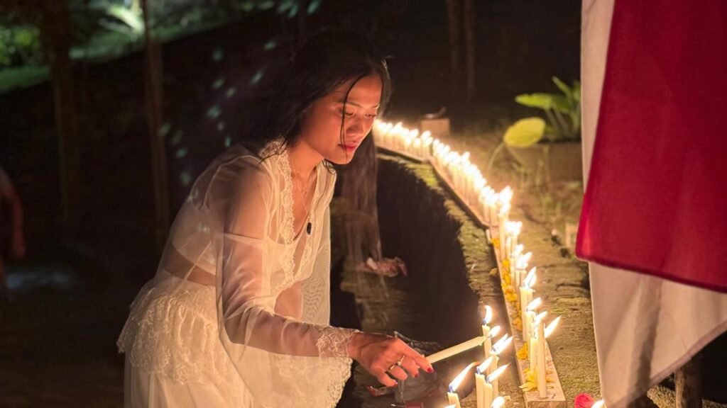 Desainer Migi Rihasalay Nyalakan 1.000 Lilin