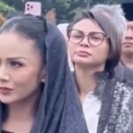Krisdayanti Hadiri Pemakaman Try Sutrisno