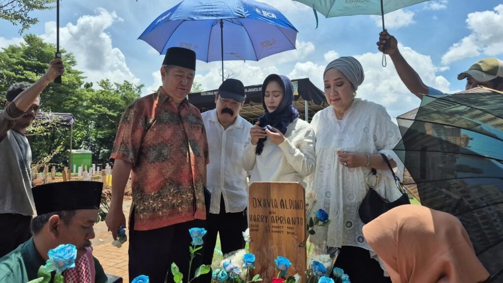 Inul Daratista Ziarah ke Makam Vidi Aldiano